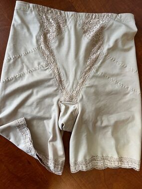 Maidenform flexees shapewear Lace detail  shorts. Nylon and Elastic 5” inseam
